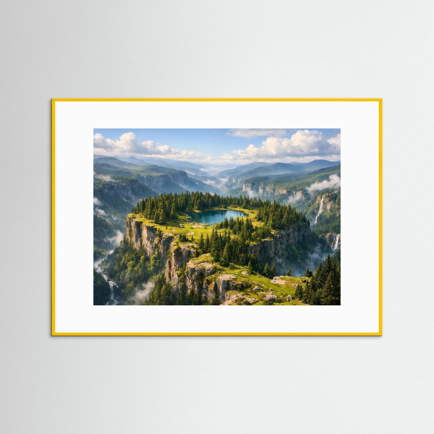 Wandbild mit Landschaftsmotiv: Bergsee, Berge und Wald, goldener Rahmen