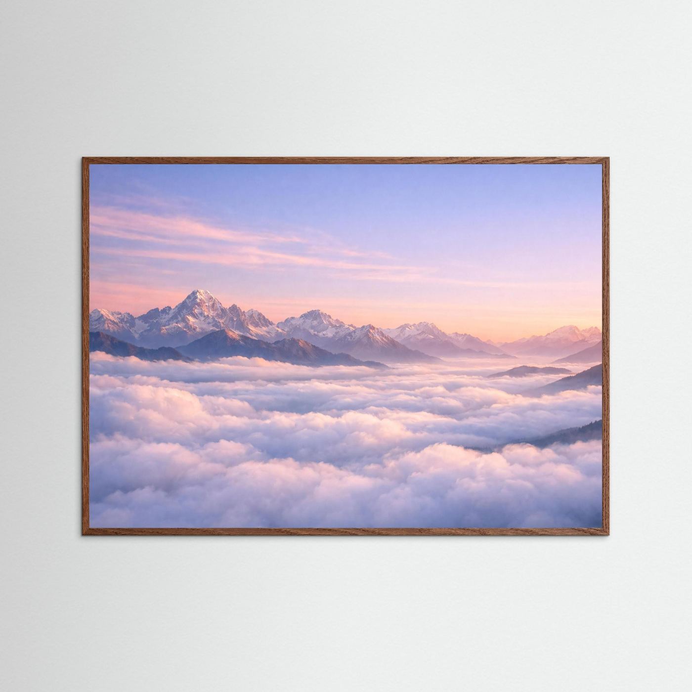 Alpenpanorama-Poster Querformat: schneebedeckte Berge über Wolken, brauner Holzrahmen