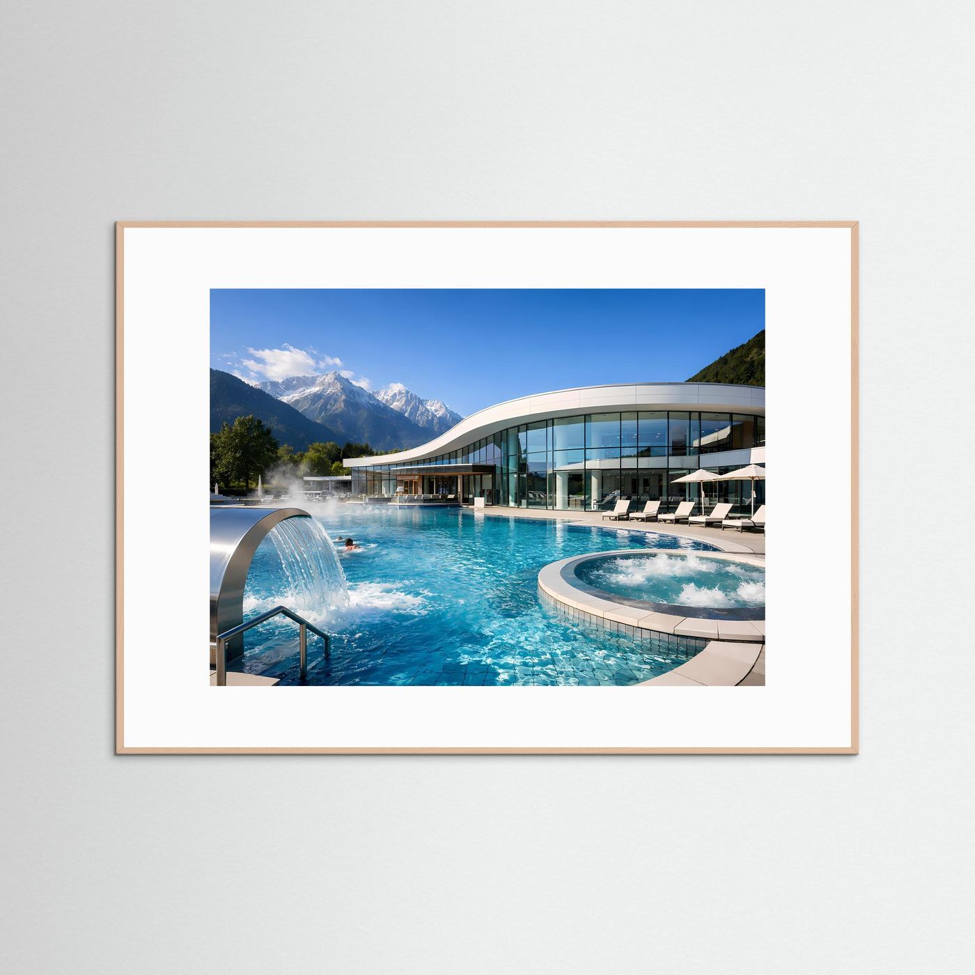 Poster im Querformat mit Schwimmbecken, Loungesesseln und Berglandschaft
