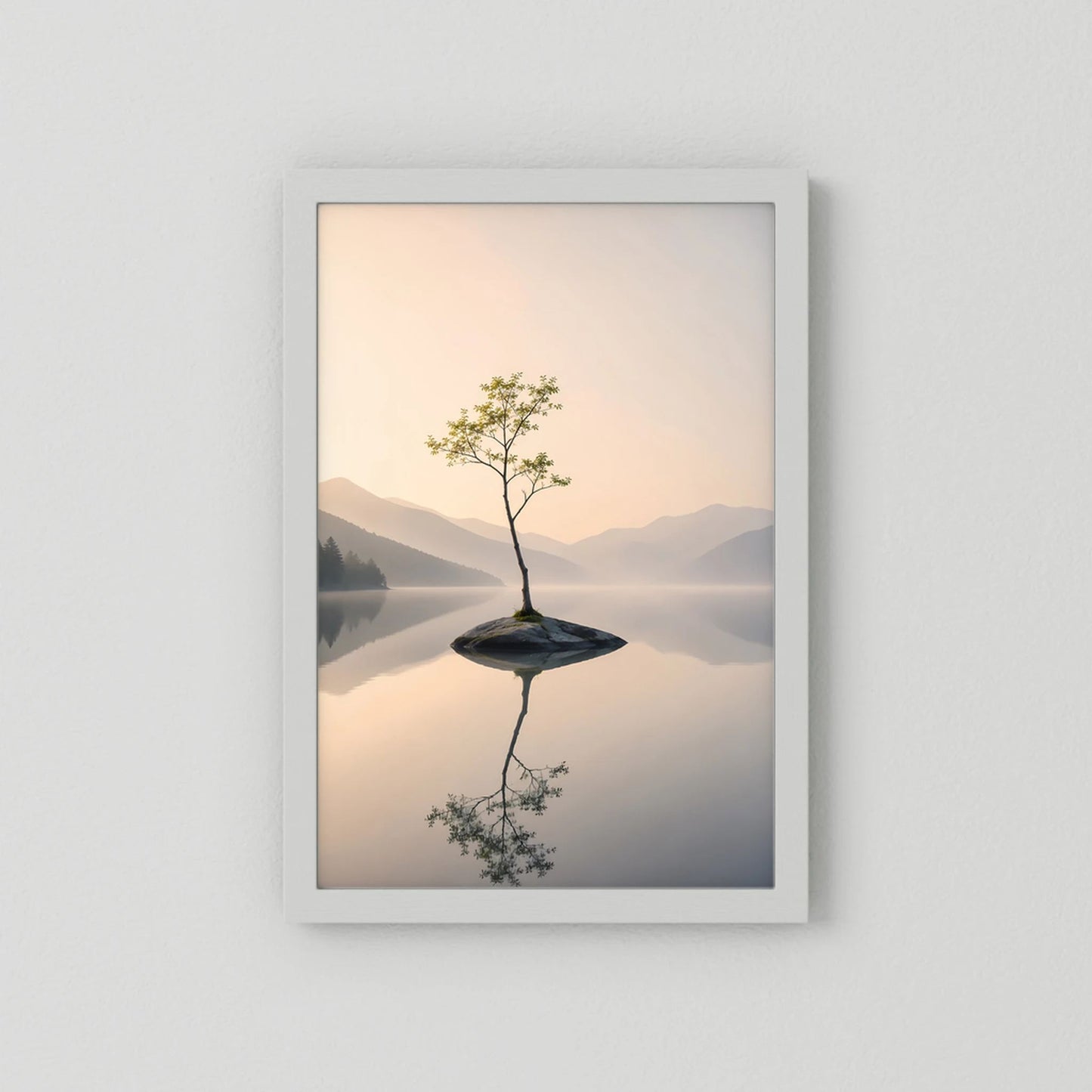 Einsamer Baum im Bergsee | Minimalistische Landschaft mit Spiegelung | Poster Hochformat