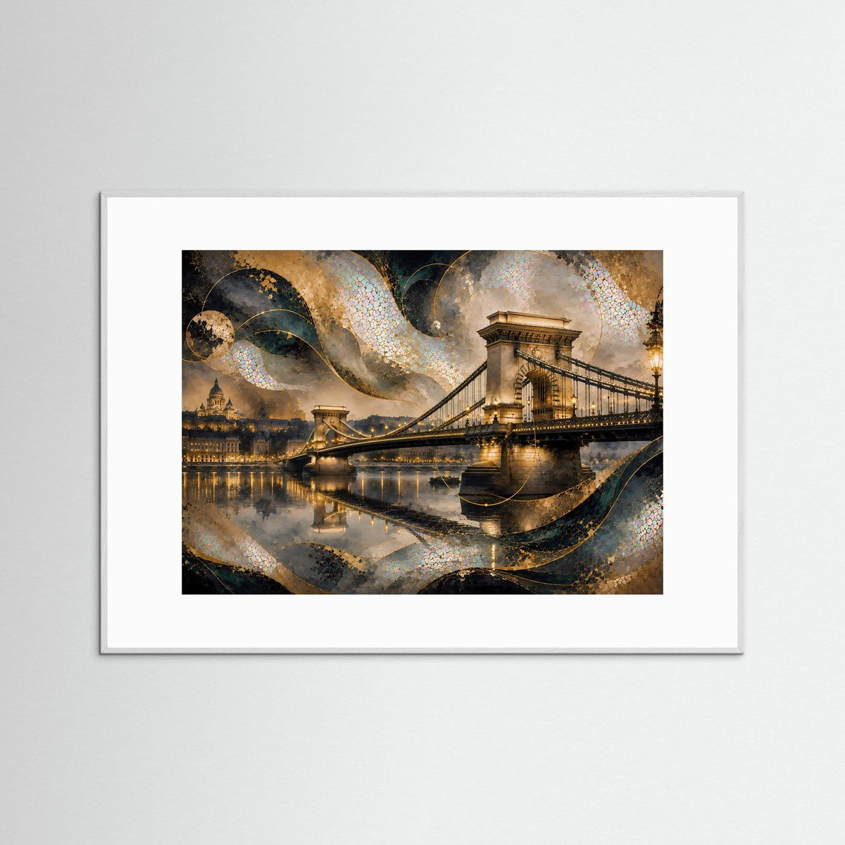 Gerahmtes Kunstfoto: Kettenbrücke bei Nacht in Gold und Perlmutt, weiß gerahmt