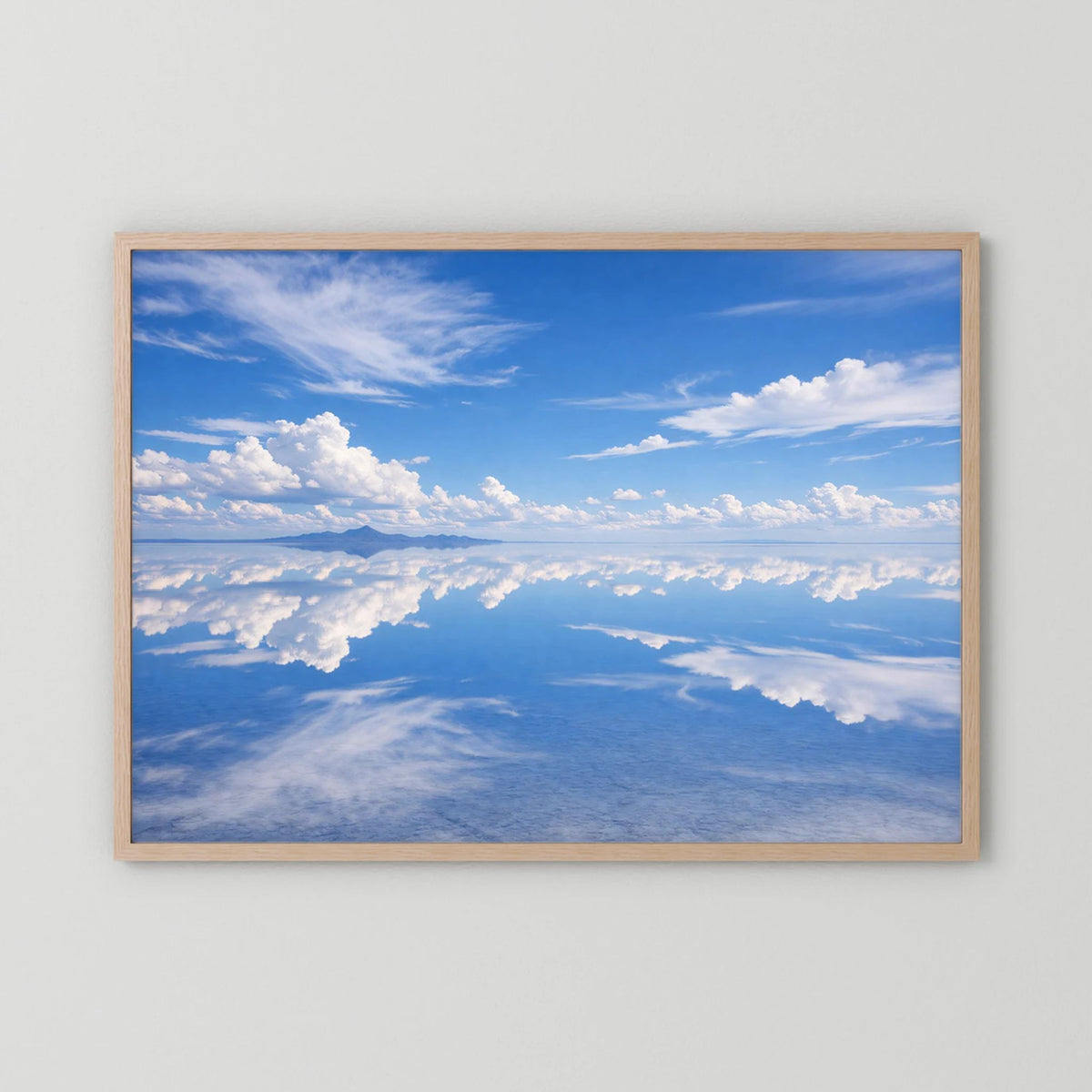 Querformat-Poster im hellen Holzrahmen mit Himmel- und Wolkenspiegelung über Wasser