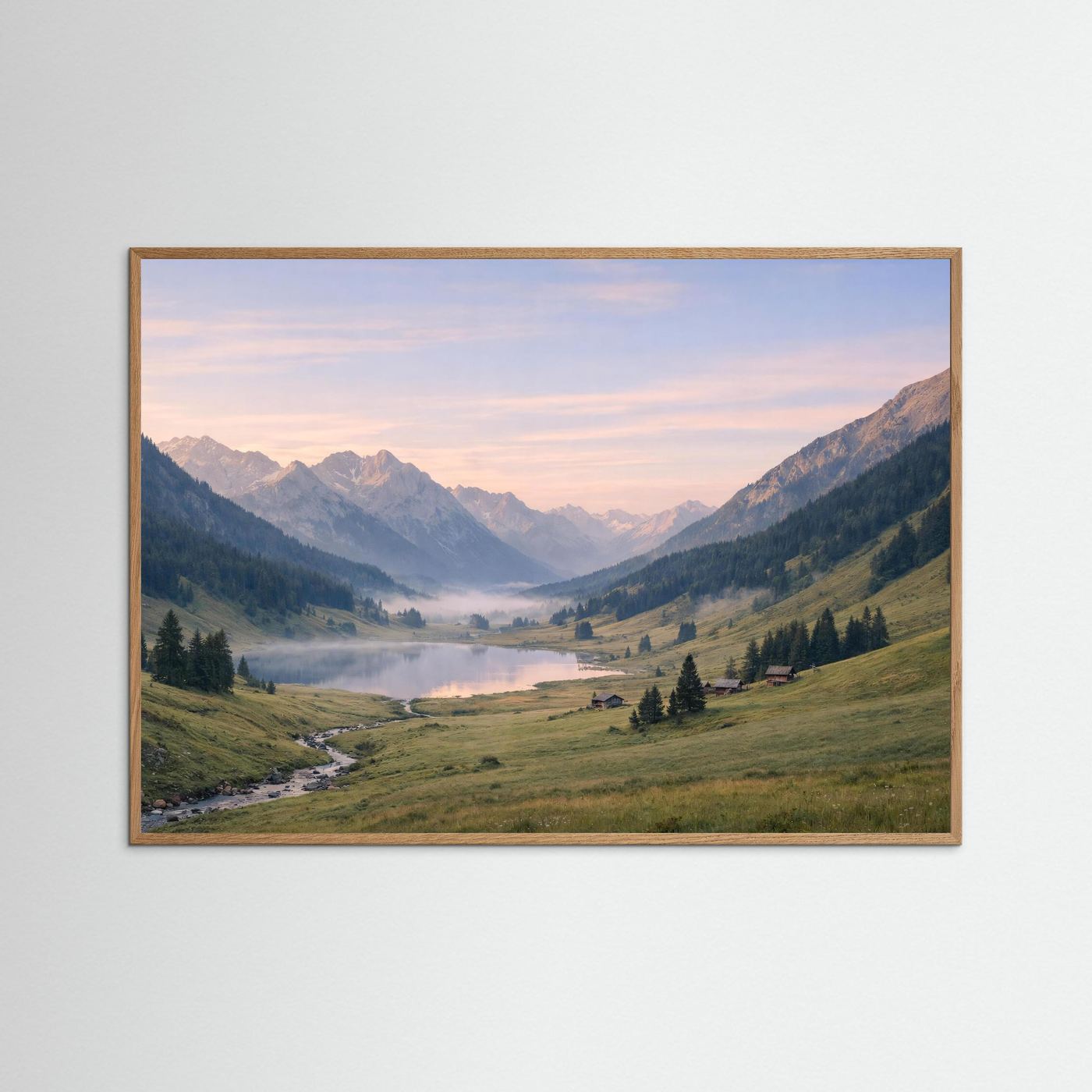 Naturposter Panoramaformat mit Bergtal und Wiesen im hellen Holzrahmen