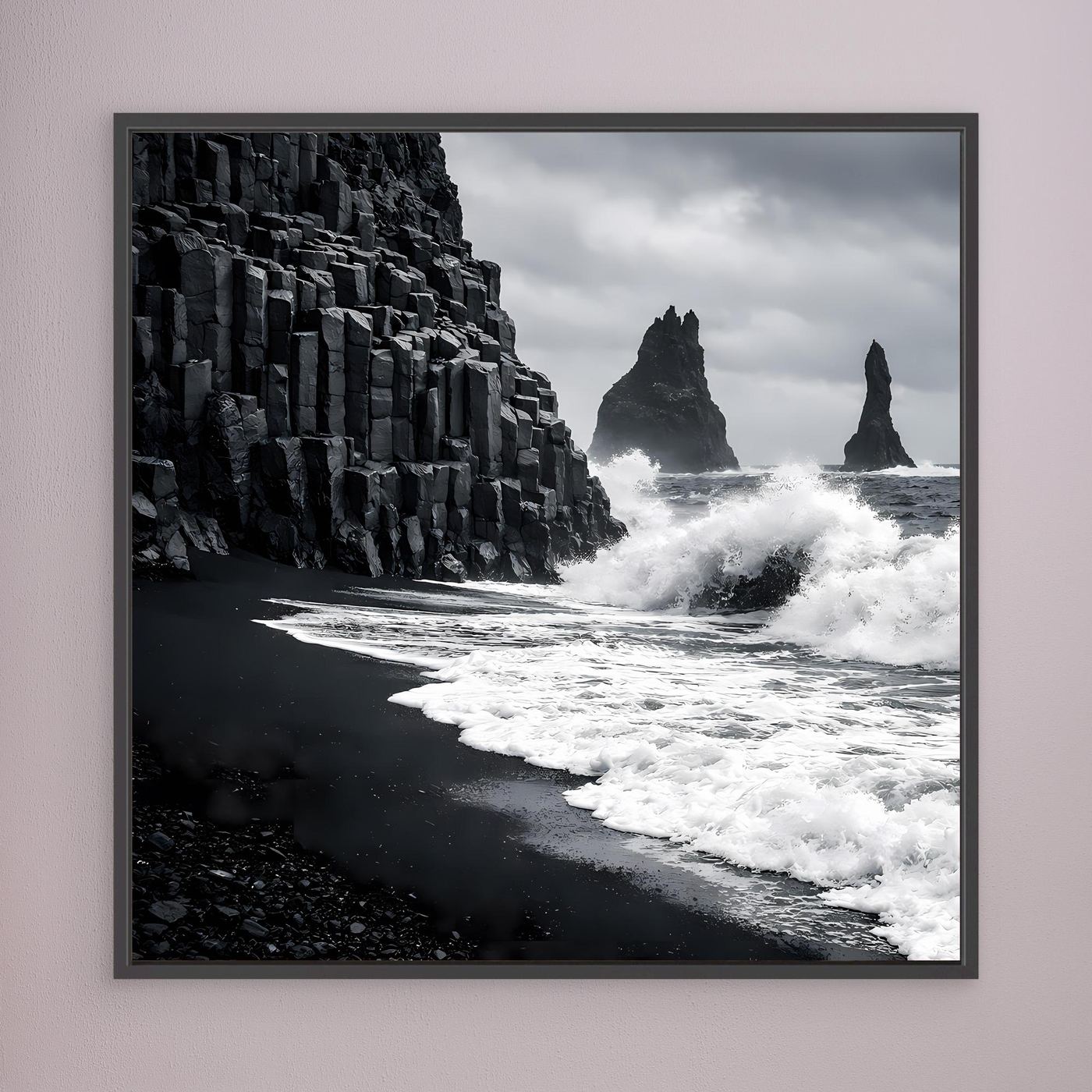 Leinwandbild mit schwarz-weißem Strand und Basaltsäulen, anthrazit gerahmt