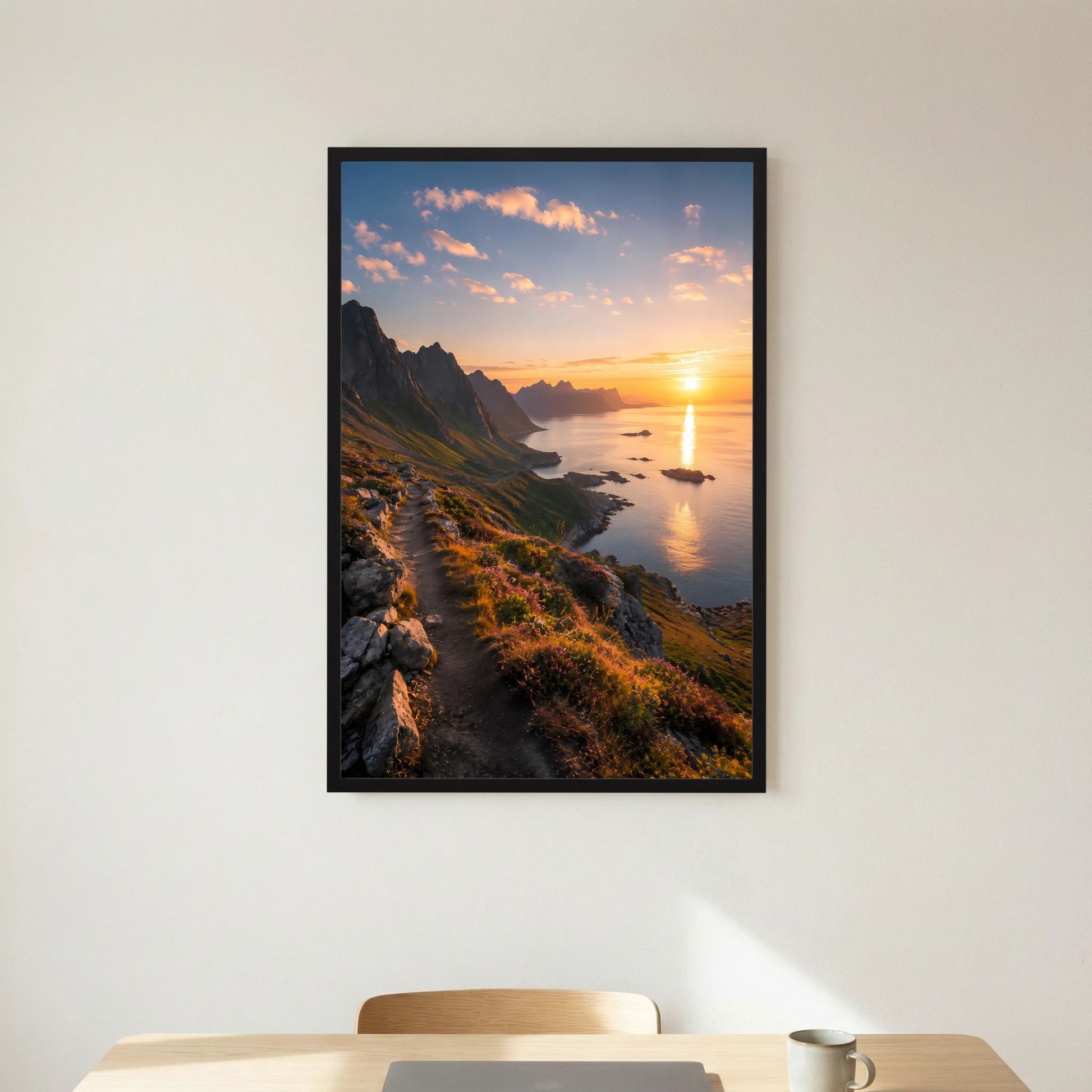 Gerahmtes Poster im Hochformat mit Küste bei Sonnenuntergang, Sonne über dem Meer und Strandweg