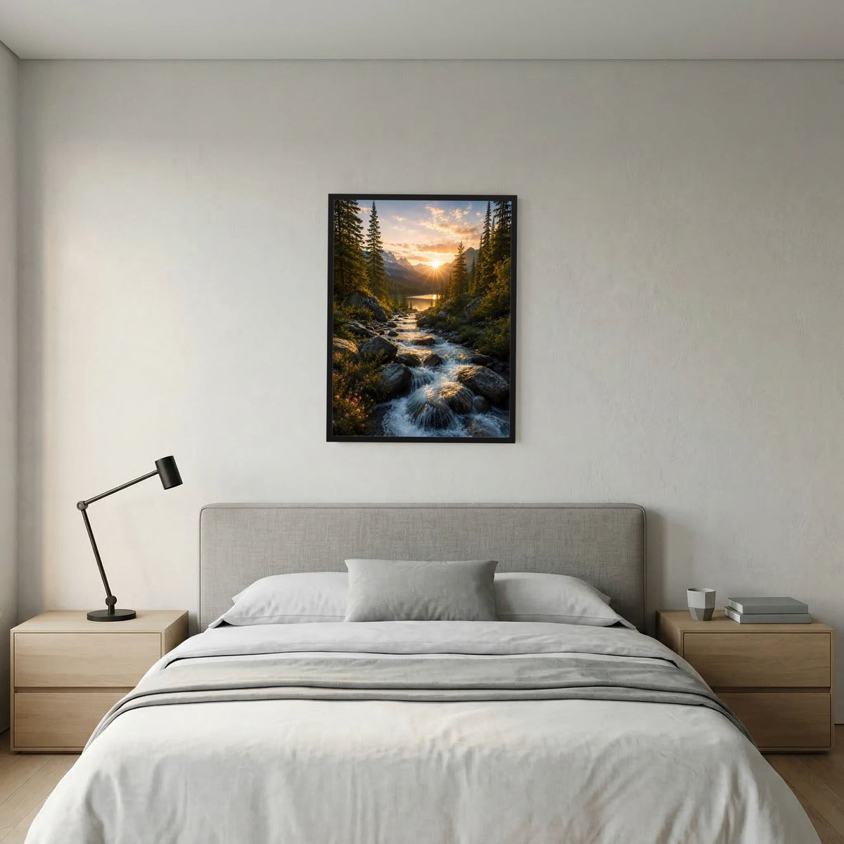Wandposter im Hochformat mit Sonnenuntergang über Waldtal, Bach und See, schwarzer Rahmen