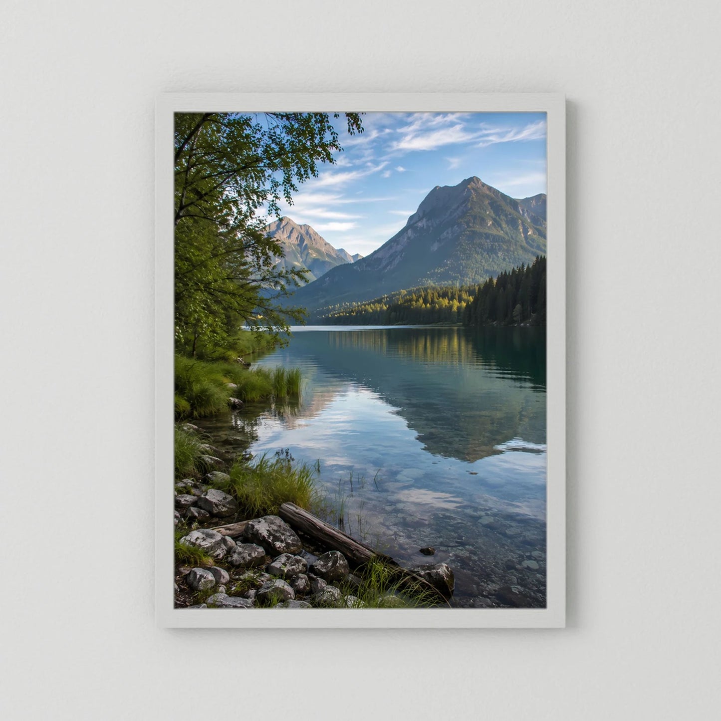 Hochformat-Poster mit Bergsee-Motiv, weißer Rand und Rahmen