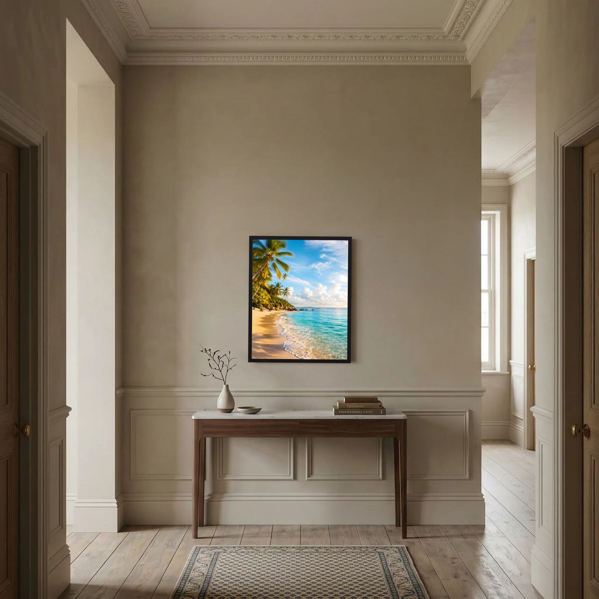 Hochformatiges Strand-Poster mit Palmen im Rahmen über Holzkonsole