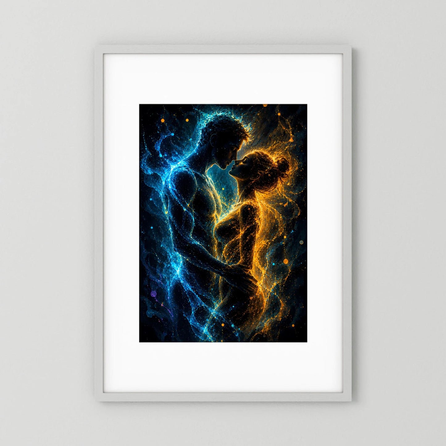 Poster im Hochformat mit abstraktem Paar in Blau und Gold, im hellen Rahmen