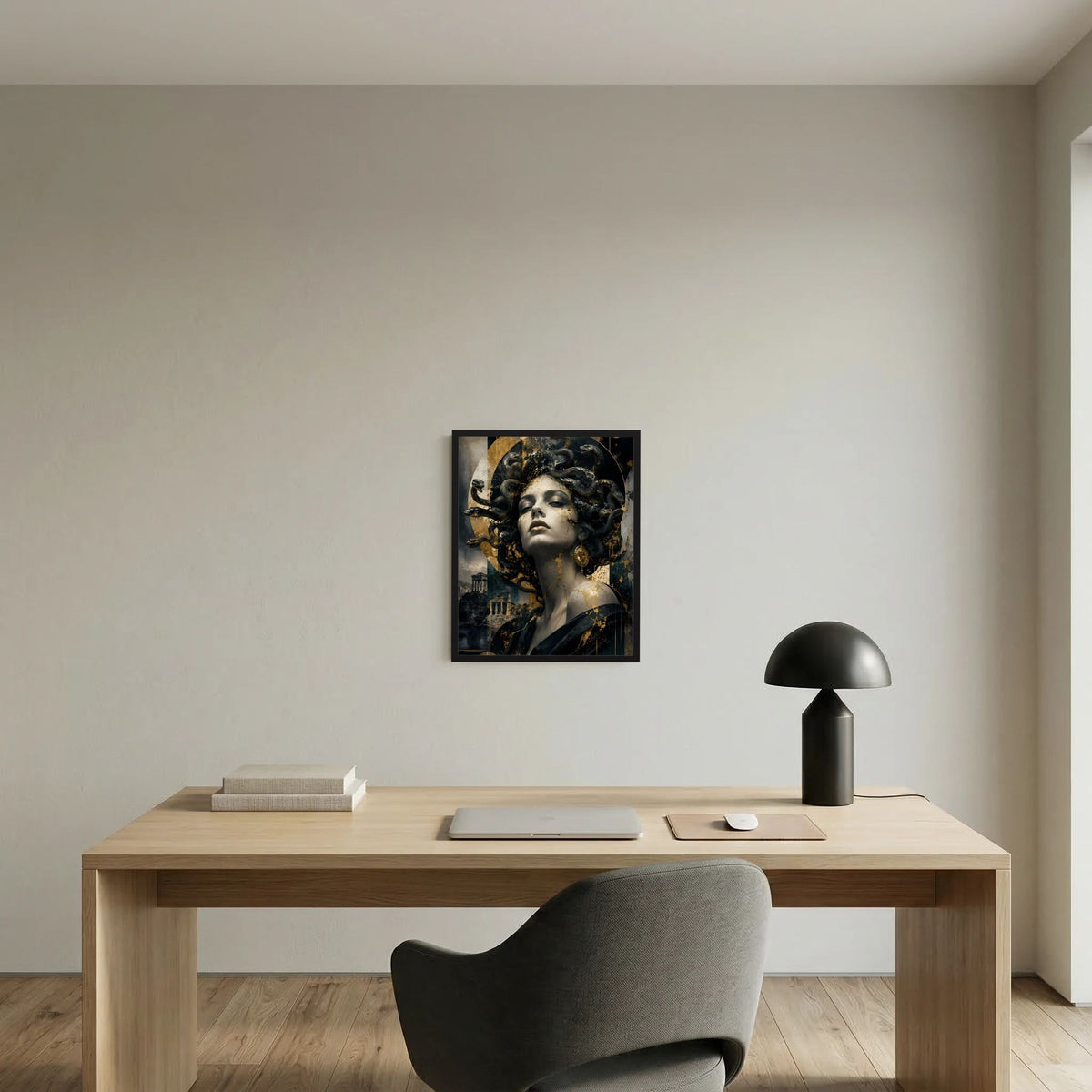 Medusa-Porträt-Poster im Rahmen: Gesicht einer Frau mit schwarzer Schlangenpracht, Goldakzente