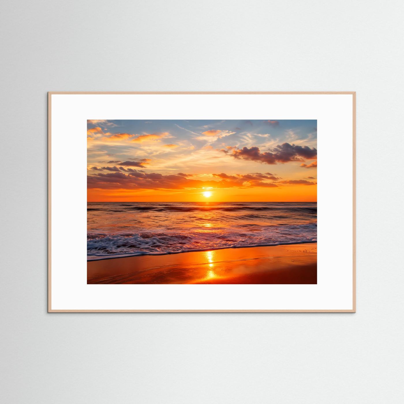 Poster im Querformat: Sonnenuntergang am Meer mit orangefarbenen Wellen, helles Holzrahmen-Finish