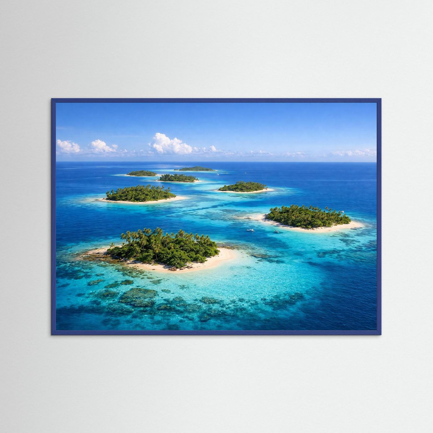 Naturposter mit Inseln im türkisblauen Meer, dunkler Rahmen