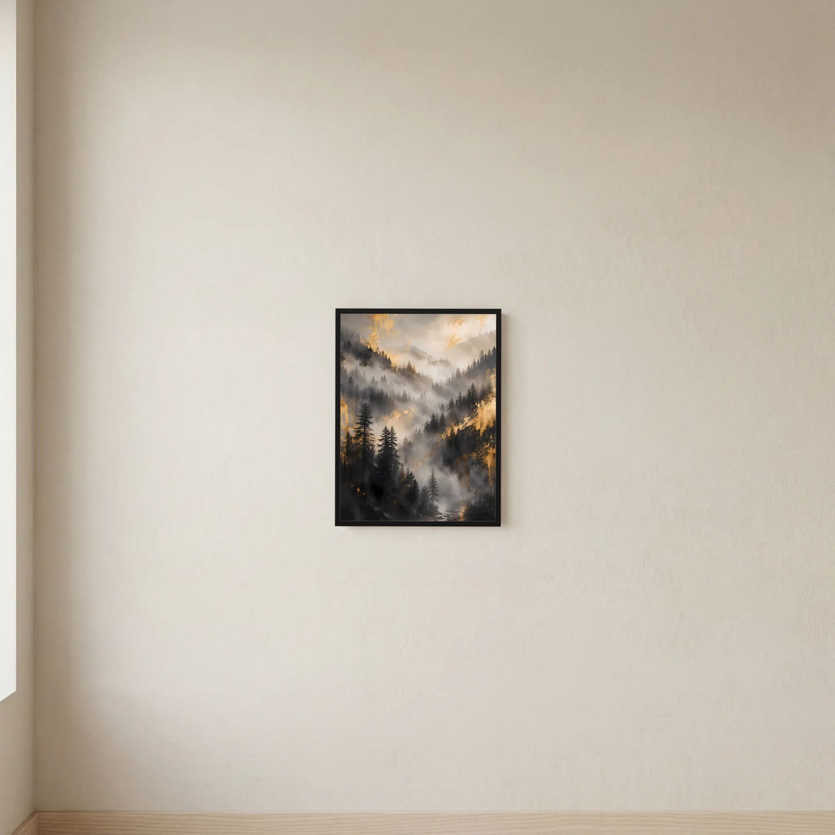 Gerahmtes Poster im Hochformat mit nebligen Tälern, Tannen und gold-orangem Licht