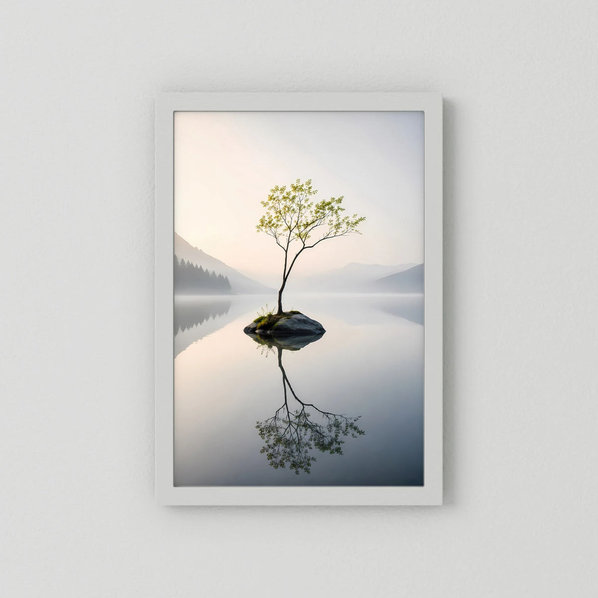Einsamer Baum im Bergsee | Minimalistische Natur mit Spiegelung | Poster Hochformat