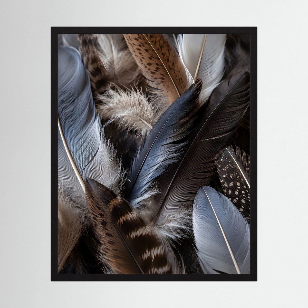 Kunstposter mit Federcollage in Schwarz, Weiß und Braun im schwarzen Rahmen