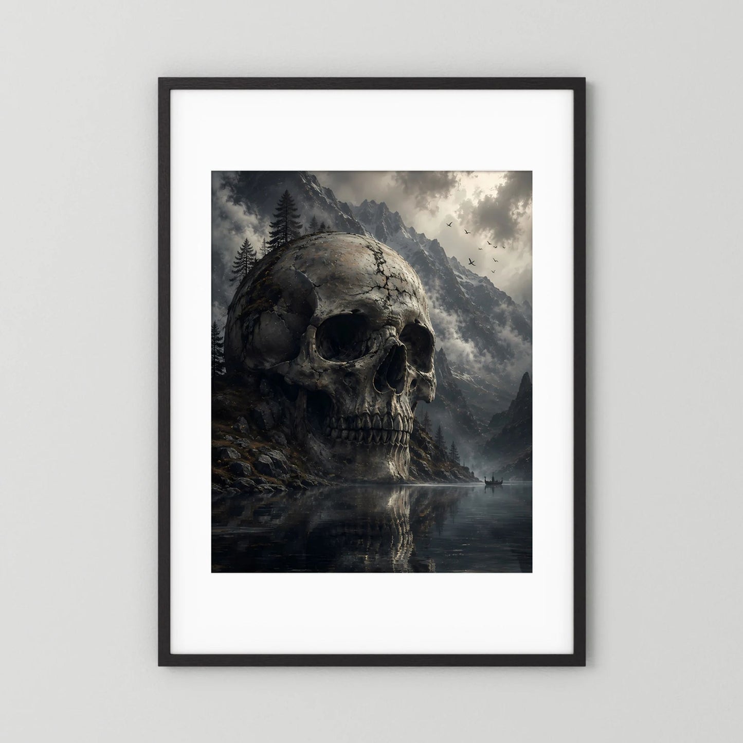 Poster Totenschädel über Bergsee mit Bergmassiv und Wolken, schwarzer Rahmen