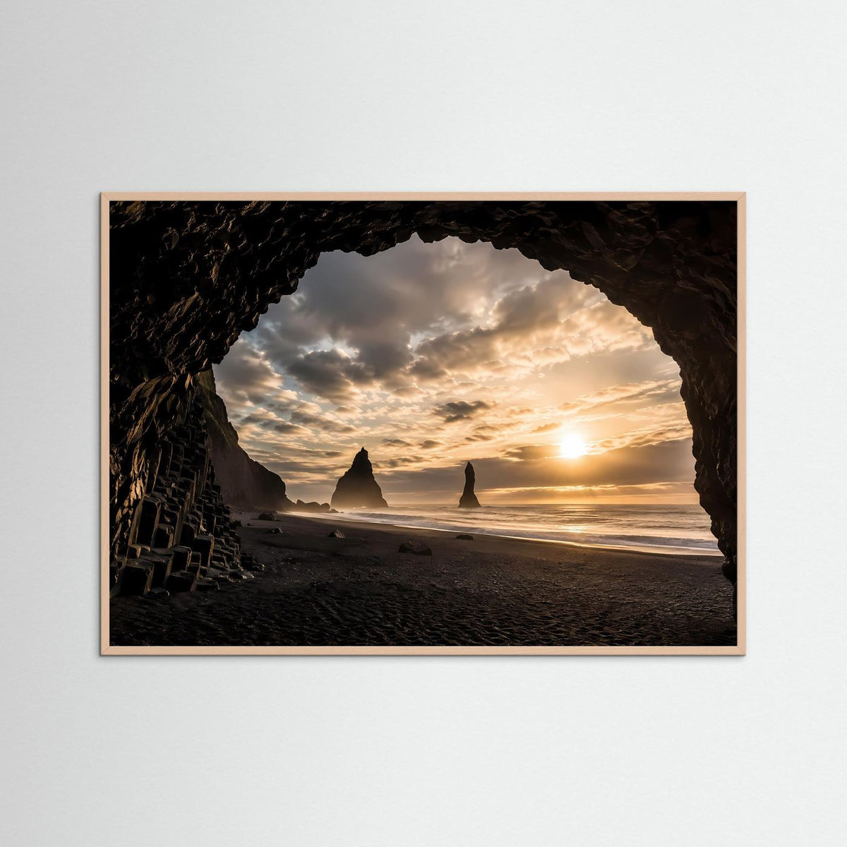 Horizontales Poster mit Meeresküste und Felsenhöhle am schwarzen Strand im rosafarbenem Rahmen