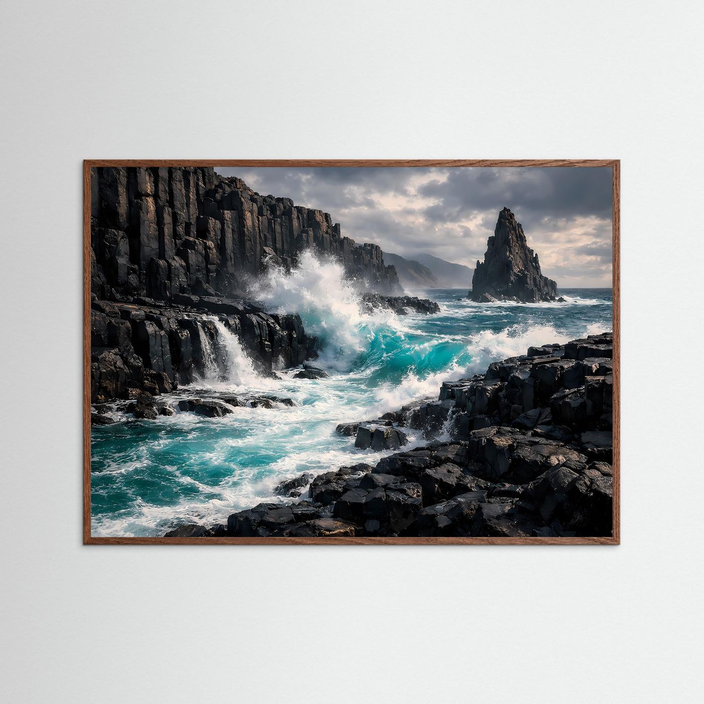 Wilde Felsküste Poster | Tosende Meereswellen an Basaltklippen | Dramatische Küstenlandschaft | Natur Wandbild Ozean