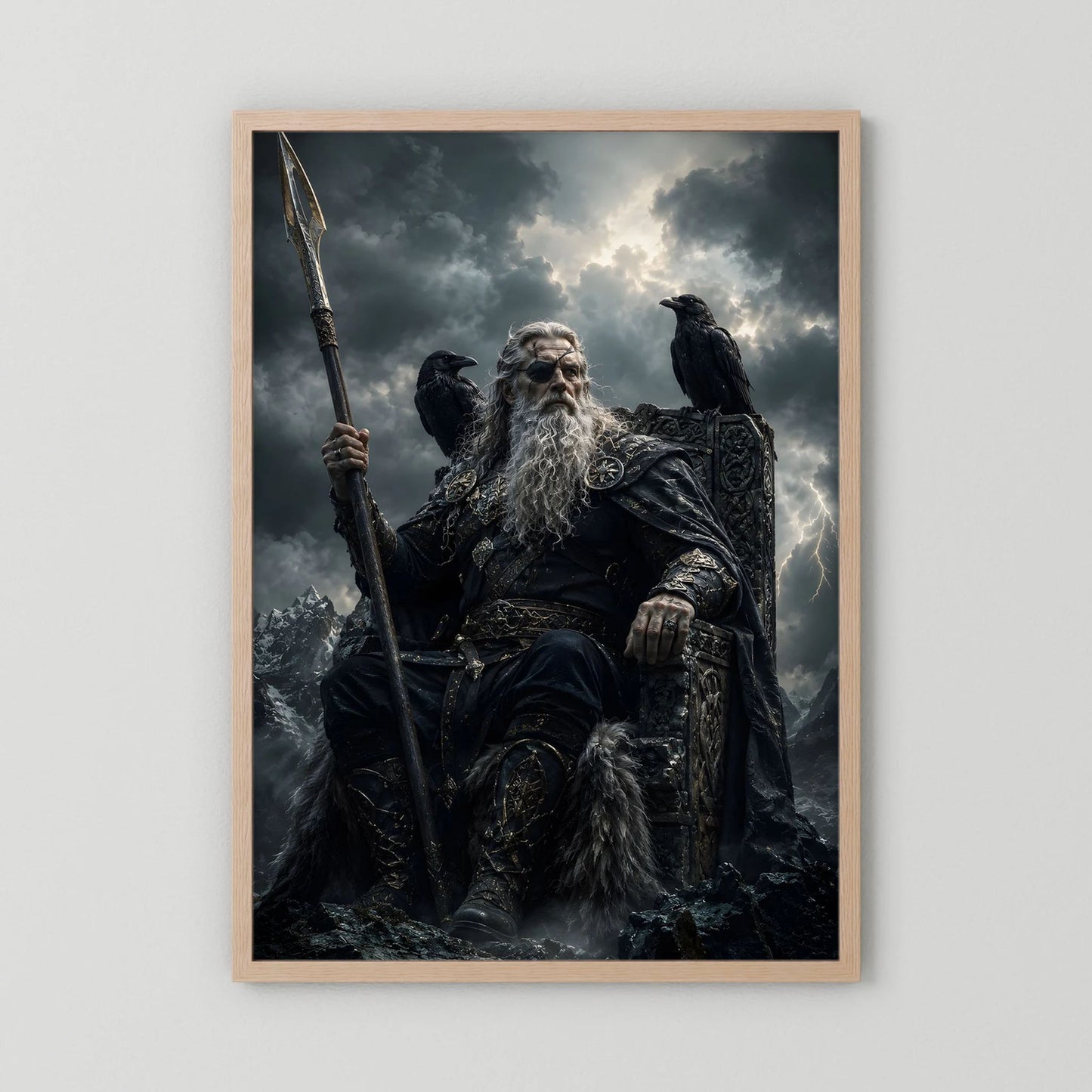 Poster im Hochformat mit Holzrahmen: nordischer Krieger hält Speer, Rabe sitzt auf Schulter, Schwarz
