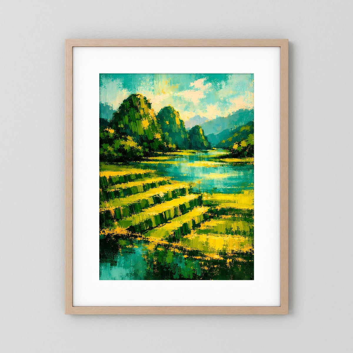 Hochformat-Poster mit abstrakter Landschaft: Fluss, Berge und Felder in Grün und Gold, Holzrahmen.