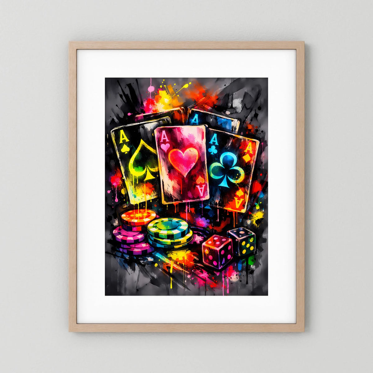 Gerahmtes Poker-Asse-Neon-Poster mit bunten Karten, Chips und Würfeln, heller Holzrahmen