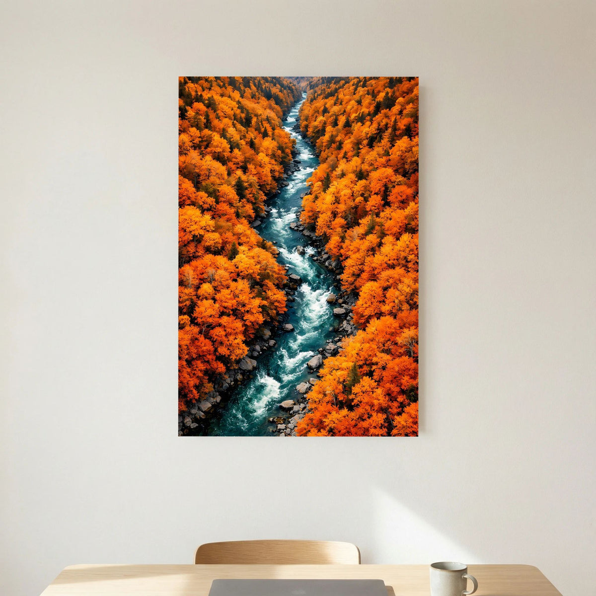 Vertikales Wandbild mit schmalem Flussbett durch dichten Herbstwald in Orange