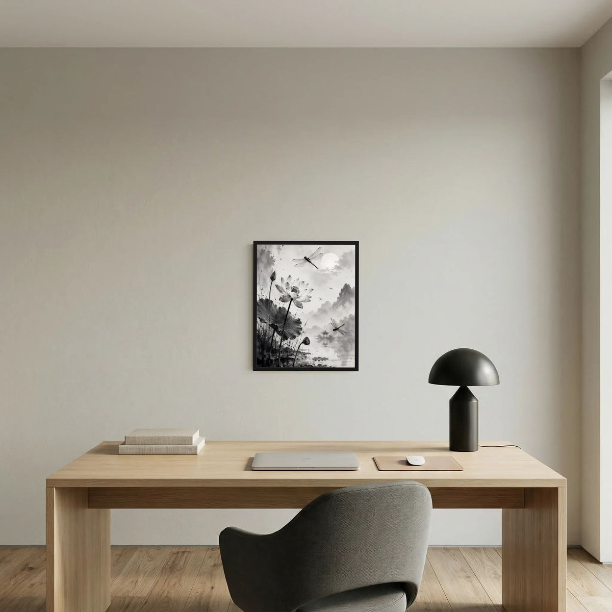 Schwarz gerahmtes Hochformat-Poster mit Lotusblüten und Libellen in Schwarzweiß