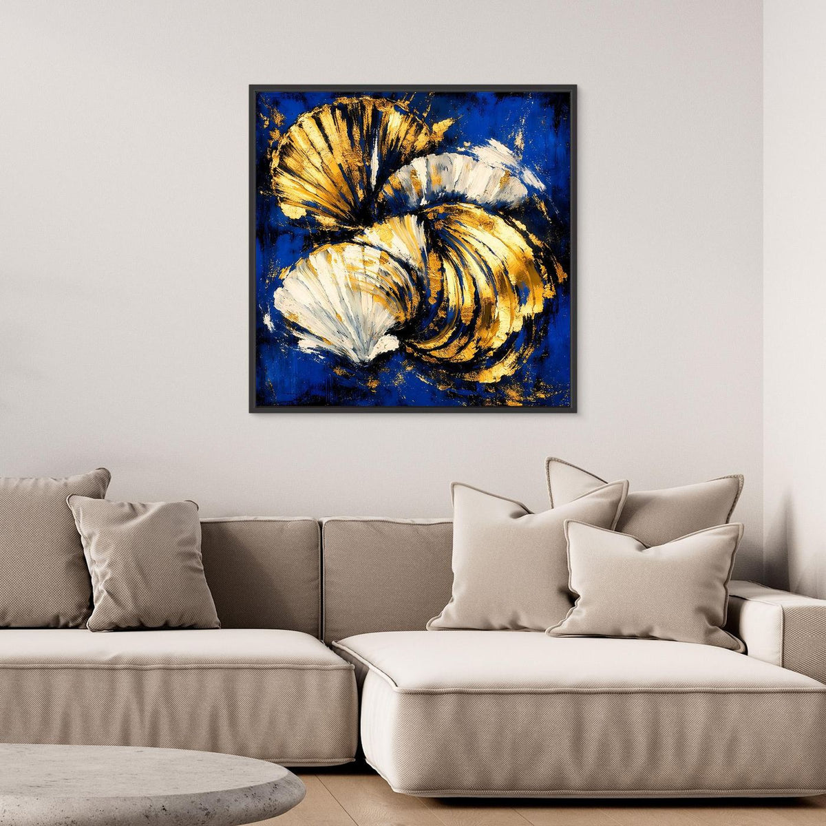 Abstraktes Muschel-Wandbild in kräftigem Blau mit weißen Akzenten und goldenem Detail, schwarz gerahmt