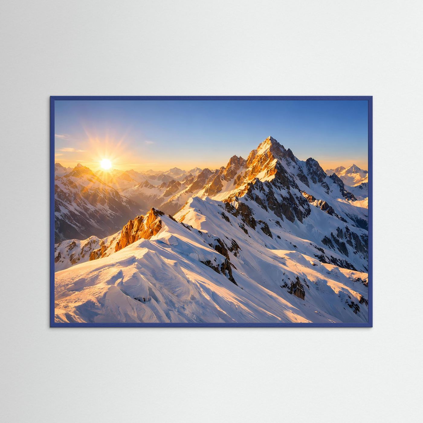 Querformatiges Poster mit Alpenmotiv: goldene Sonne über verschneiten Gipfeln, blauer Rahmen.