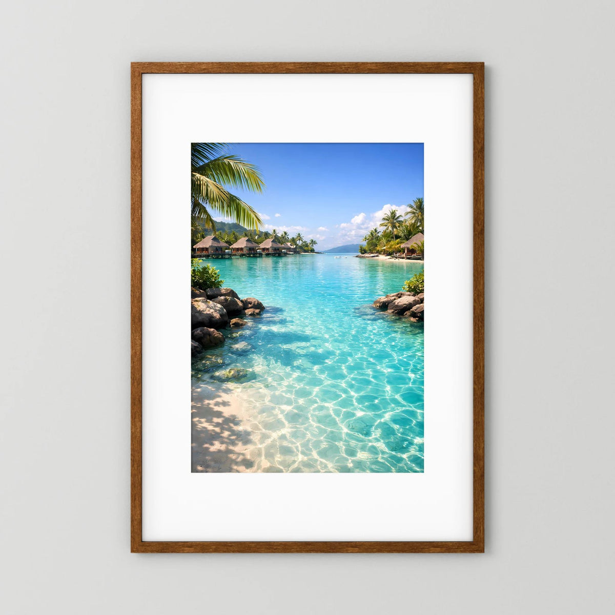 Poster Tropische Lagune: türkises Wasser, Palmen & Overwater-Bungalows, dunkler Holzrahmen