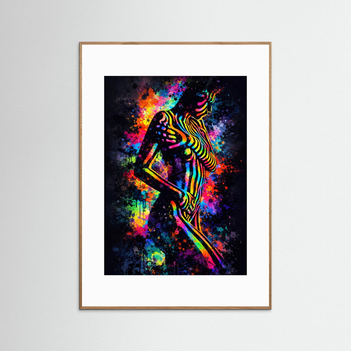 Kunstposter mit Neon-Frauen-Silhouette und Farb-Spritztechnik im hellbraunen Holzrahmen