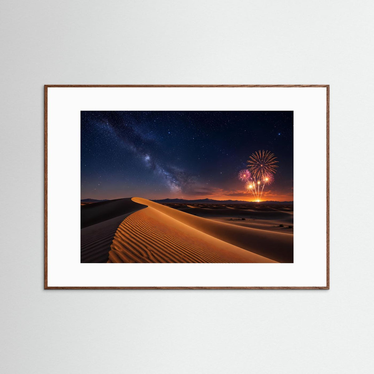 Gerahmtes Poster im Querformat mit Wüstendünen bei Nacht, Sternenhimmel und Feuerwerk