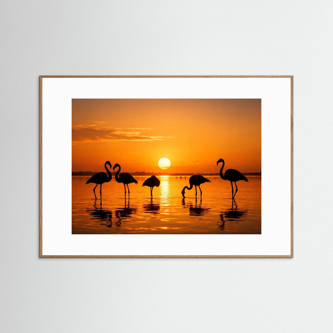 Poster im Querformat: Flamingos am See bei Sonnenuntergang, hellbrauner Holzrahmen