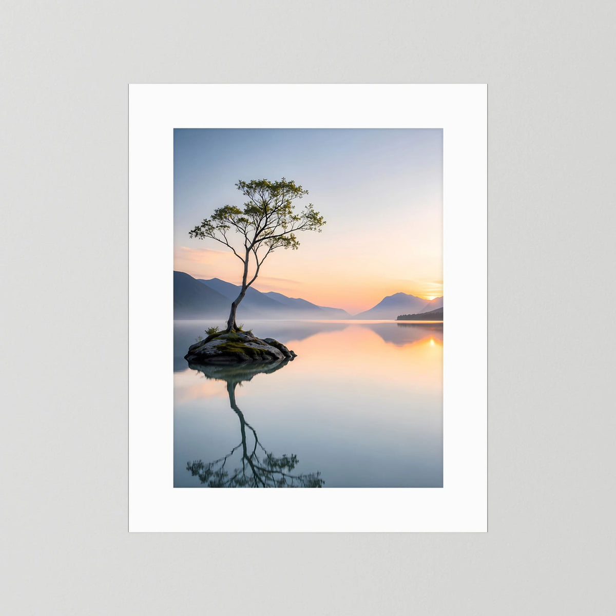 Poster im Hochformat mit einsamem Baum auf Felsen, ohne Rahmen, auf hellem Untergrund
