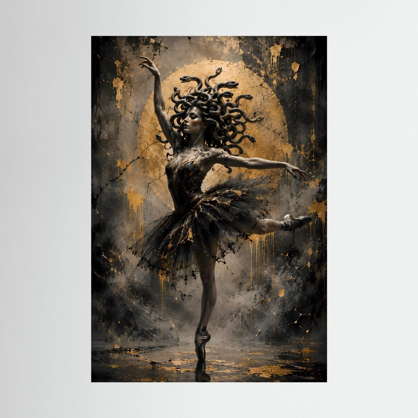 Hochformat-Poster der tanzenden Ballerina mit Schlangenhaaren in Schwarz und Gold, ohne Rahmen