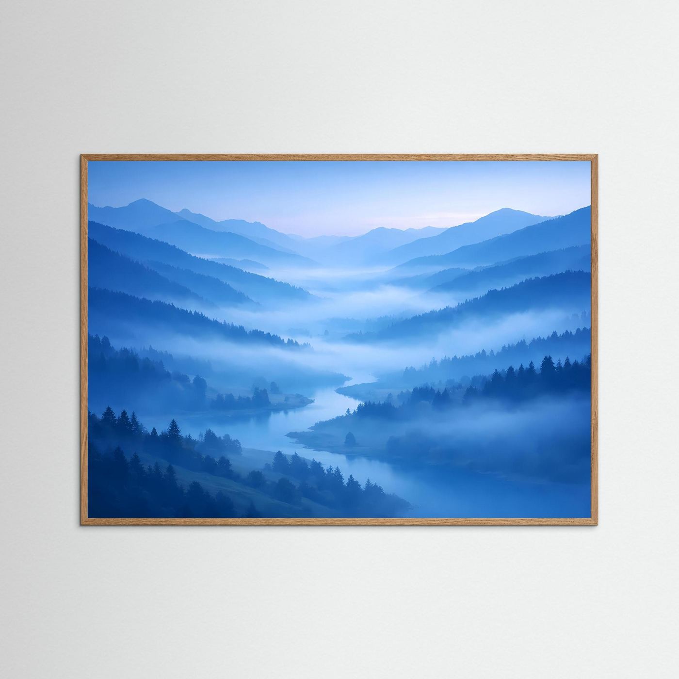 Wandbild mit Alpenlandschaft im Nebel, Flusstal, dunkler Holzrahmen.