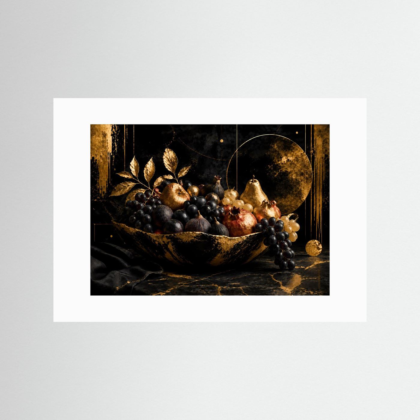 Luxuriöses Stillleben mit goldener Obstschale | Trauben, Feigen, Birnen und Granatäpfel in Schwarz und Gold | Elegante abstrakte Früchte-Wandkunst im Querformat