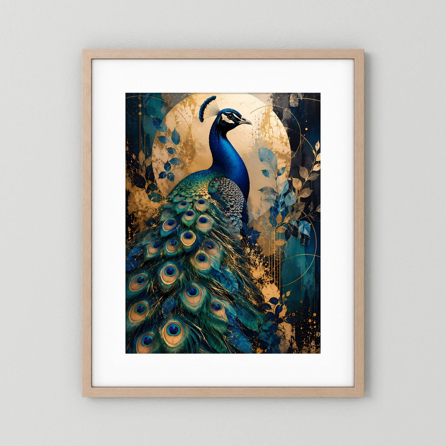 Pfau-Poster im hellen Holzrahmen mit weißem Passepartout, blau-goldene Tierkunst