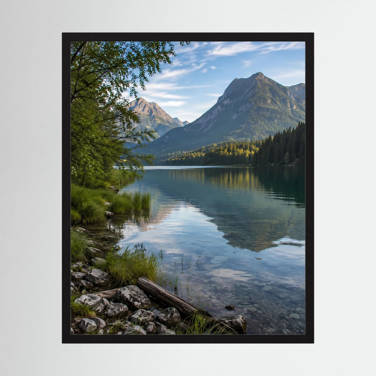 Hochformat-Poster im schwarzen Rahmen mit Bergsee und Berggipfeln