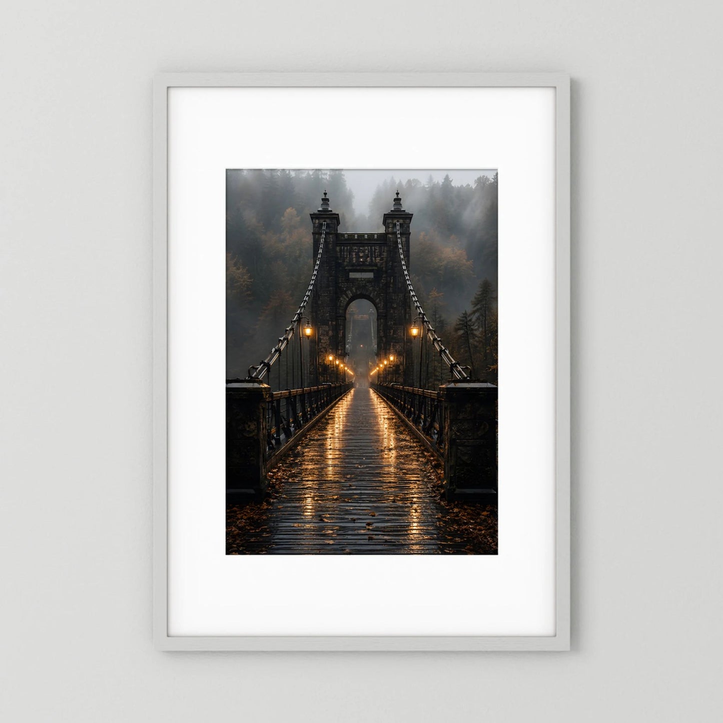 Hochformat-Poster mit nächtlicher Hängebrücke und leuchtenden Laternen im Nebelwald