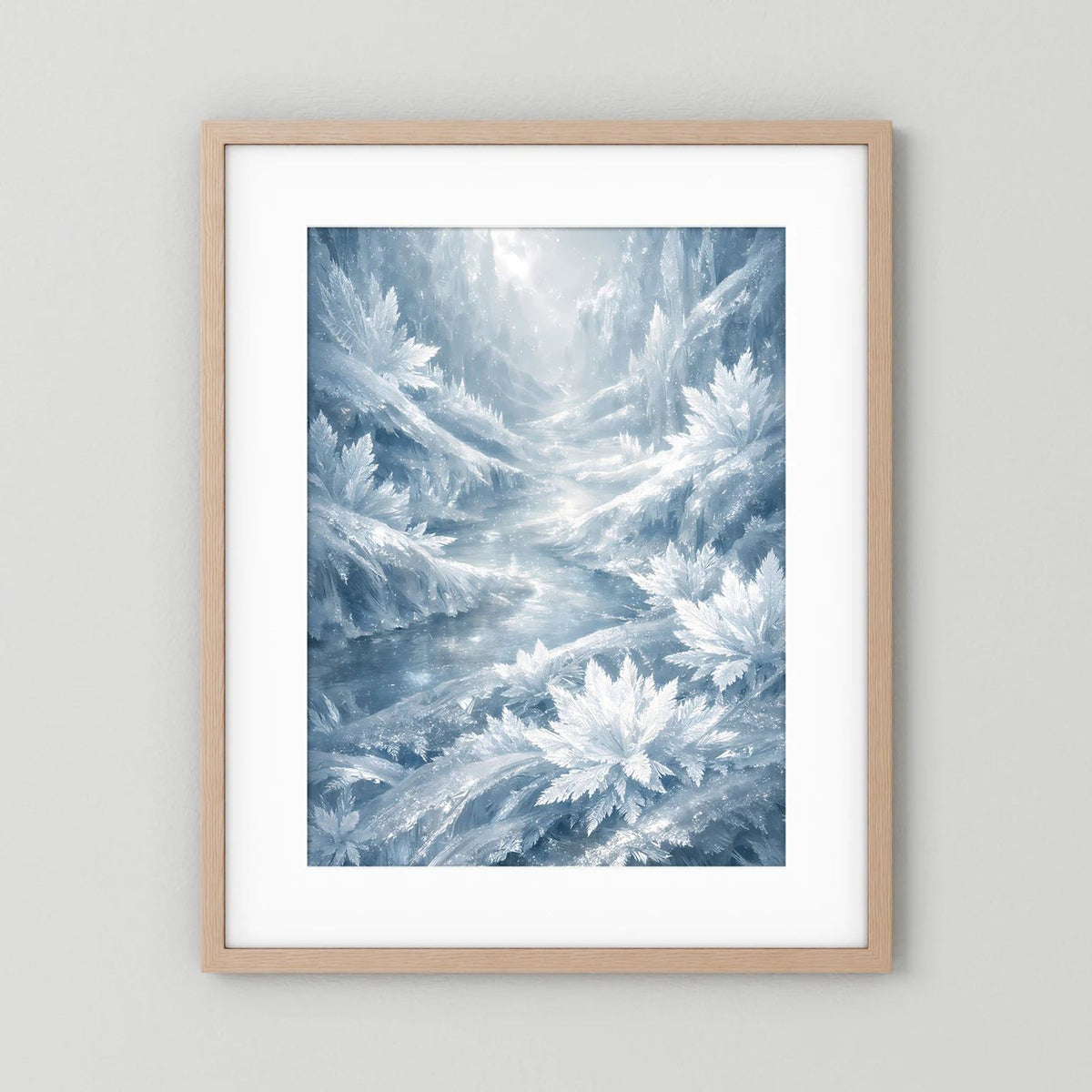 Winterlandschafts-Poster mit eisblauen Eiskristallen im Schnee, hellbrauner Holzrahmen und weißer Rand