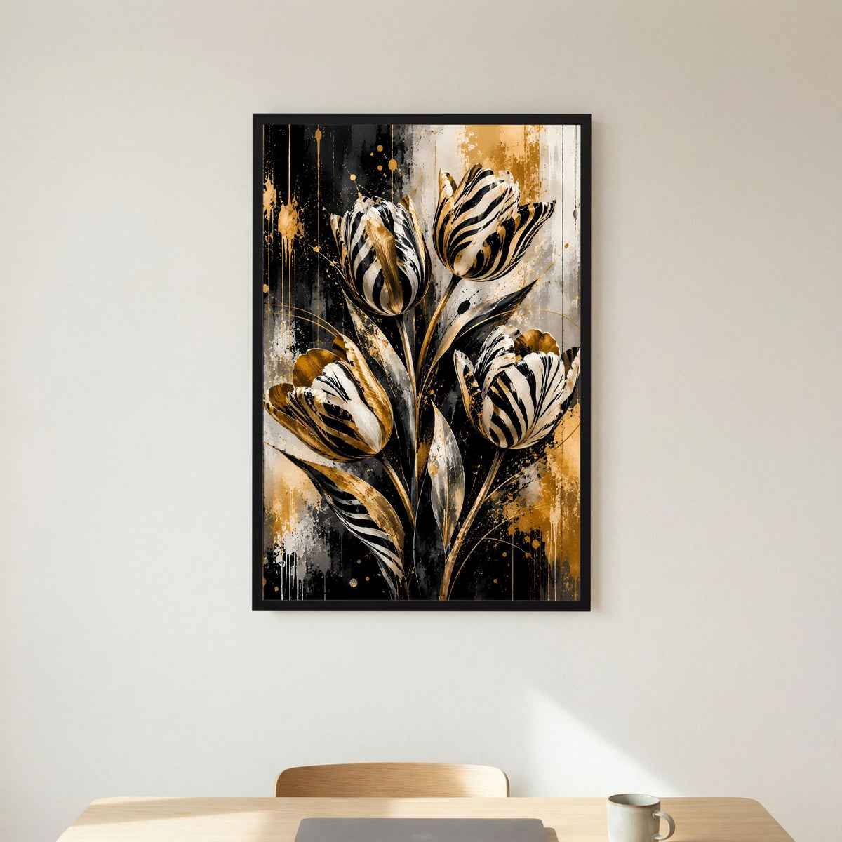 Gerahmtes Poster: abstrakte Tulpen mit Zebraoptik in Schwarz, Weiß und Gold, hochformatig