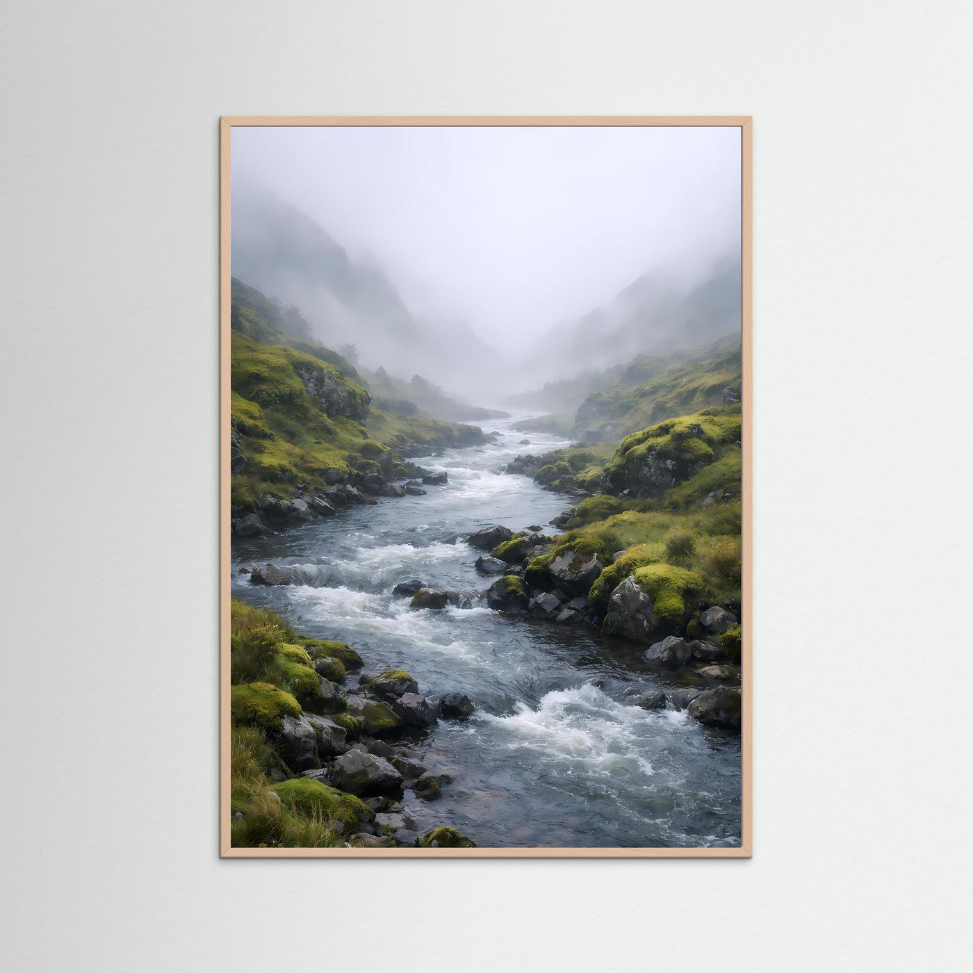 Flusslandschafts-Naturposter im Hochformat mit hellem Holzrahmen und nebligem Tal