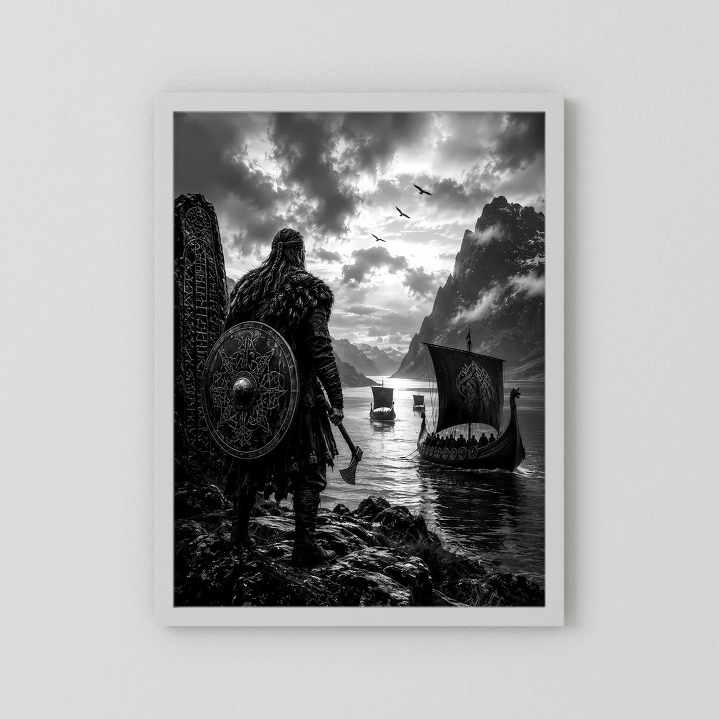 Weiß gerahmtes Poster: Wikinger-Krieger mit Rundschild und Langschiff, Schwarzweiß