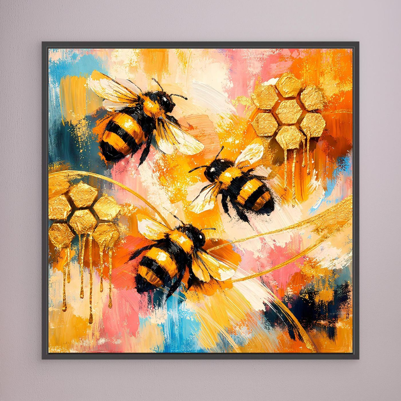 Leinwandbild mit abstrakten Bienen und goldenen Waben, schwarz gerahmt.