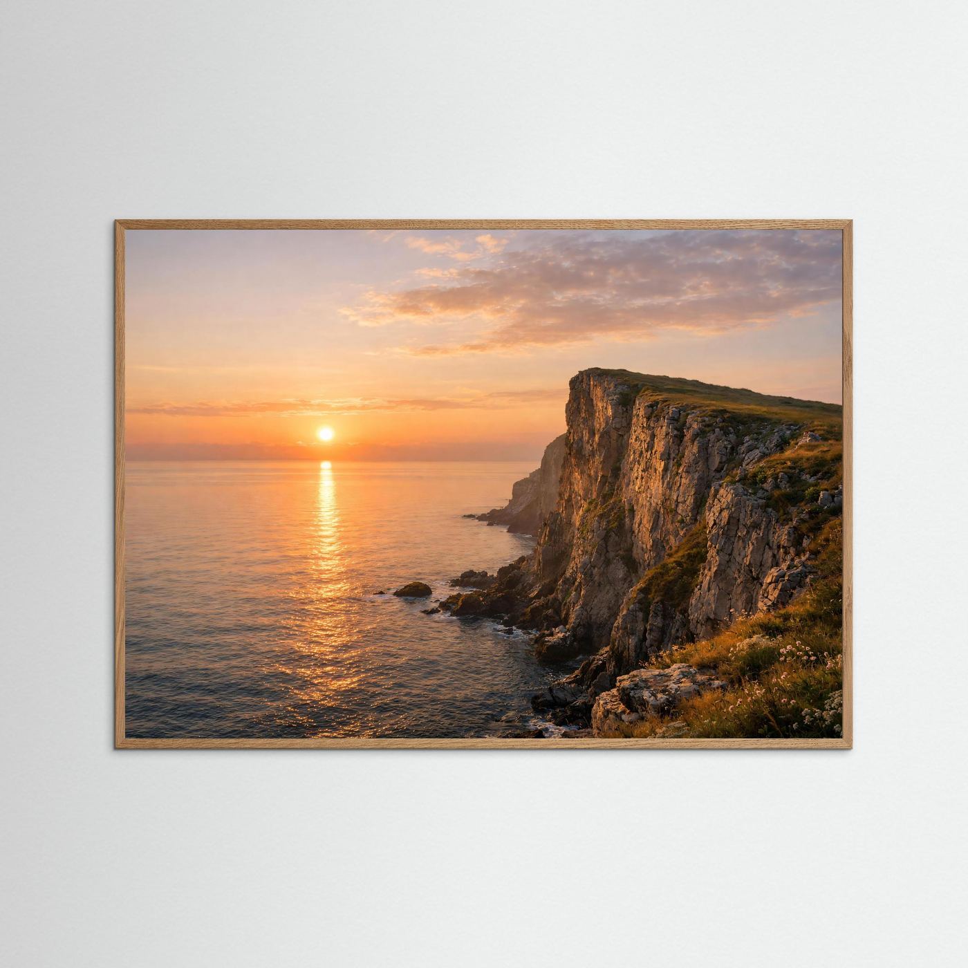 Panorama-Poster mit Klippen und Meer bei Sonnenuntergang, Eichenrahmen natur