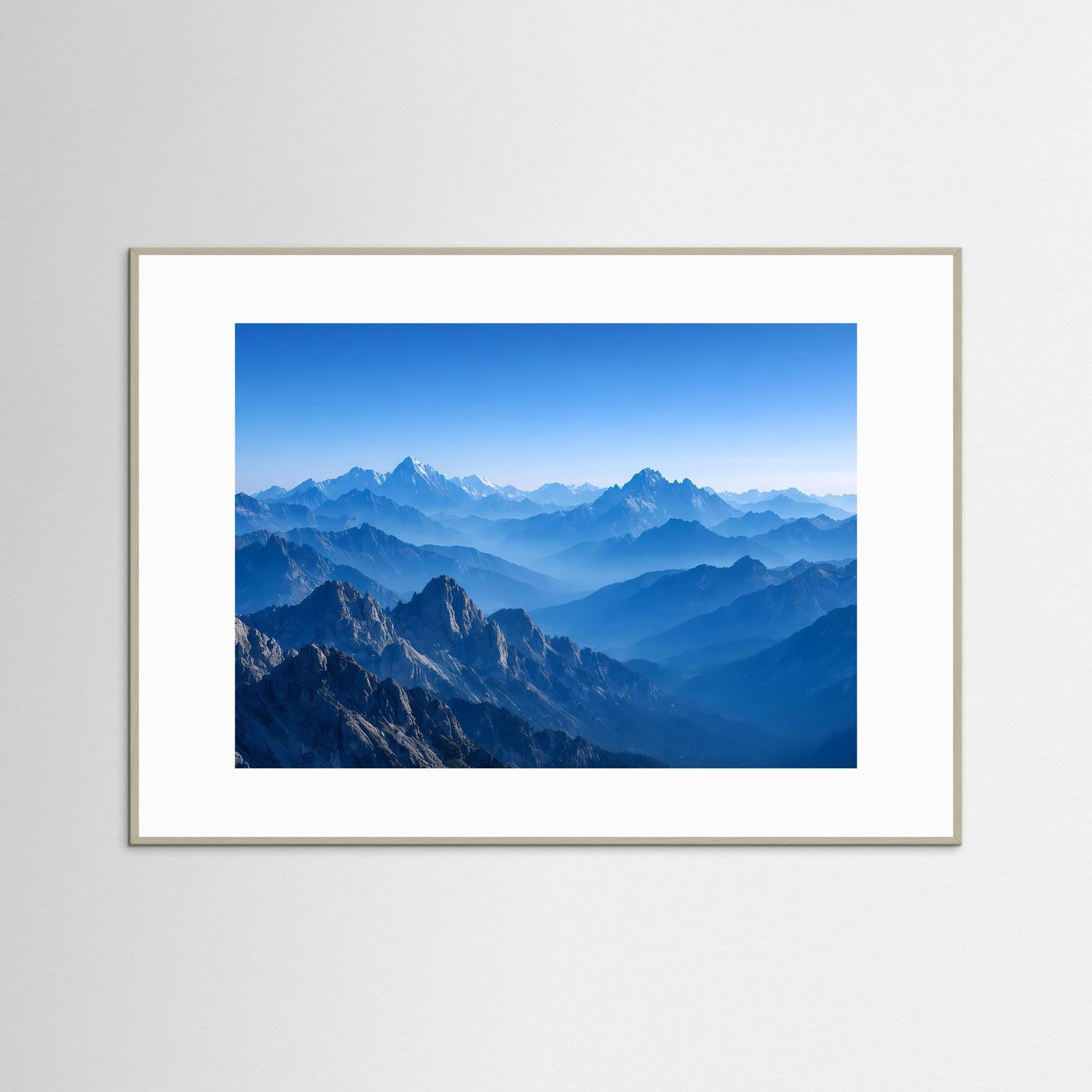 Bergketten-Naturposter mit hellem Holzrahmen, querformatige blaue Berglandschaft