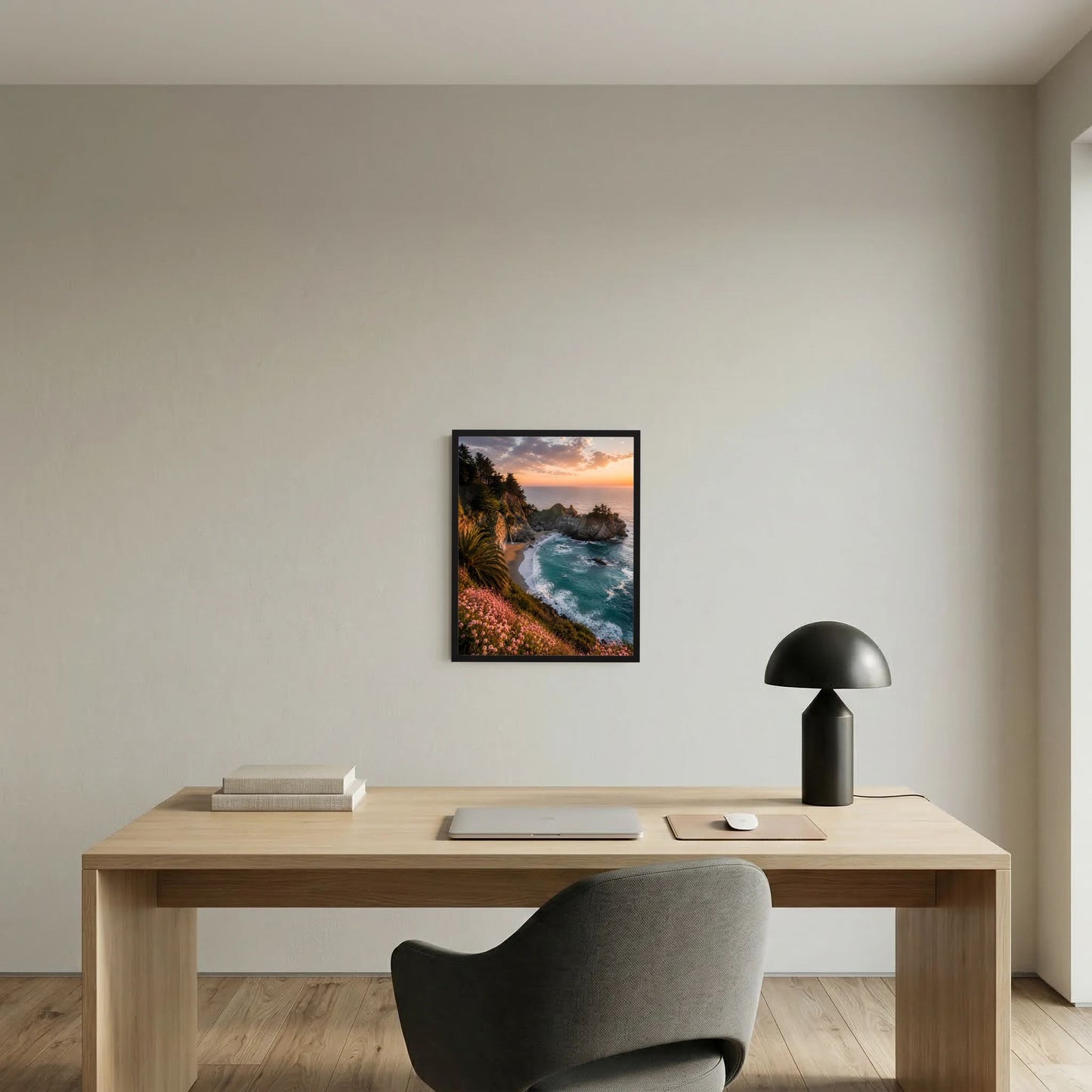 Gerahmtes Hochformat-Kunstposter mit Küstenbucht, türkisblauem Wasser und Abendhimmel
