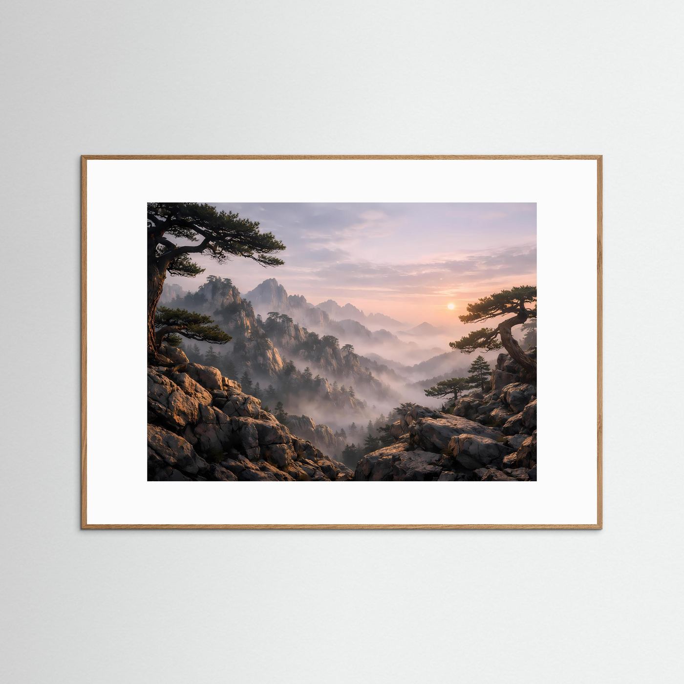 Naturposter mit nebligen Berggipfeln und Sonnenaufgang im Querformat, hellbrauner Rahmen
