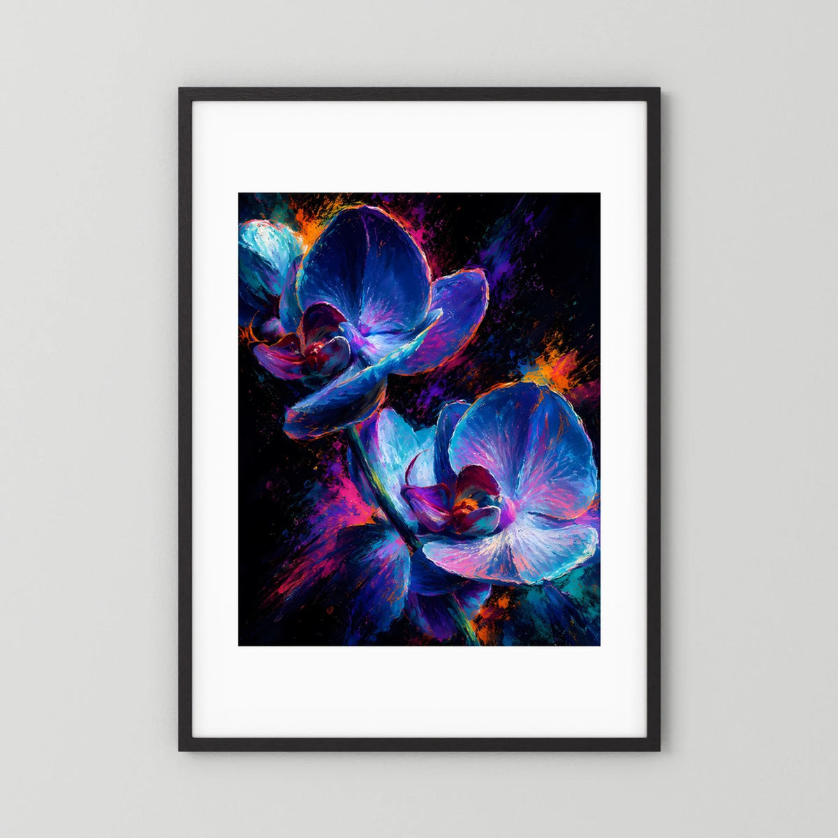 Poster mit abstrakten Orchideen in Blau und Pink auf schwarzem Hintergrund, schwarzer Rahmen mit weißem Rand